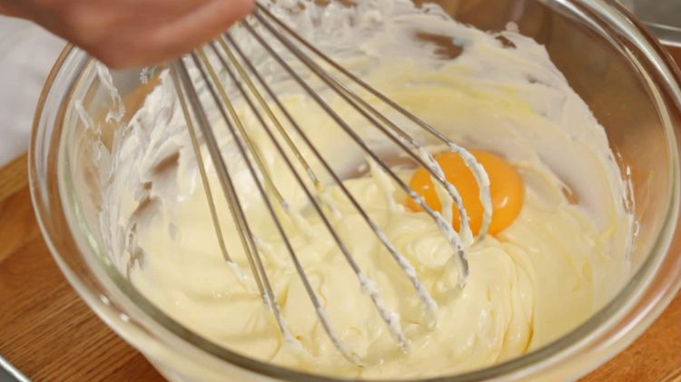 Postupne pridávame žĺtky a zapracujeme