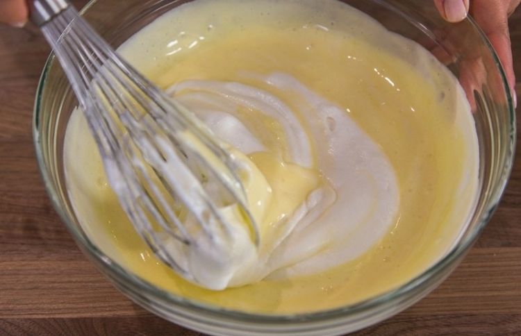 Bielka vyšľaháme a primiešame do tvarohovej zmesi