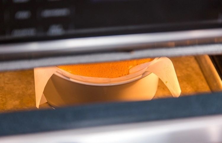 Cheesecake necháme vychladnúť v rúre s pootvorenými dvierkami