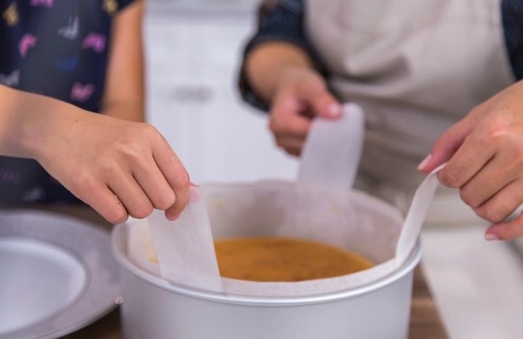 Japonský tvarohový koláč odstráňte pomocou pásikov papiera