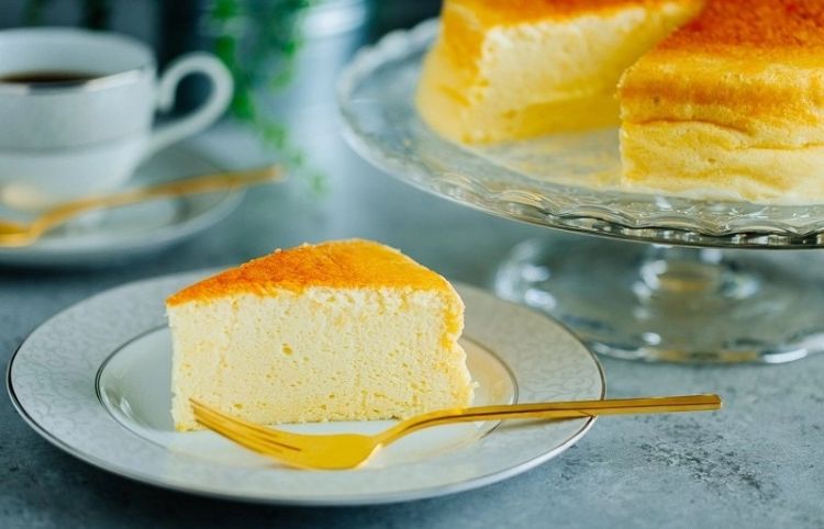 Souffle tvarohový koláč podávajte s marhuľovým džemom