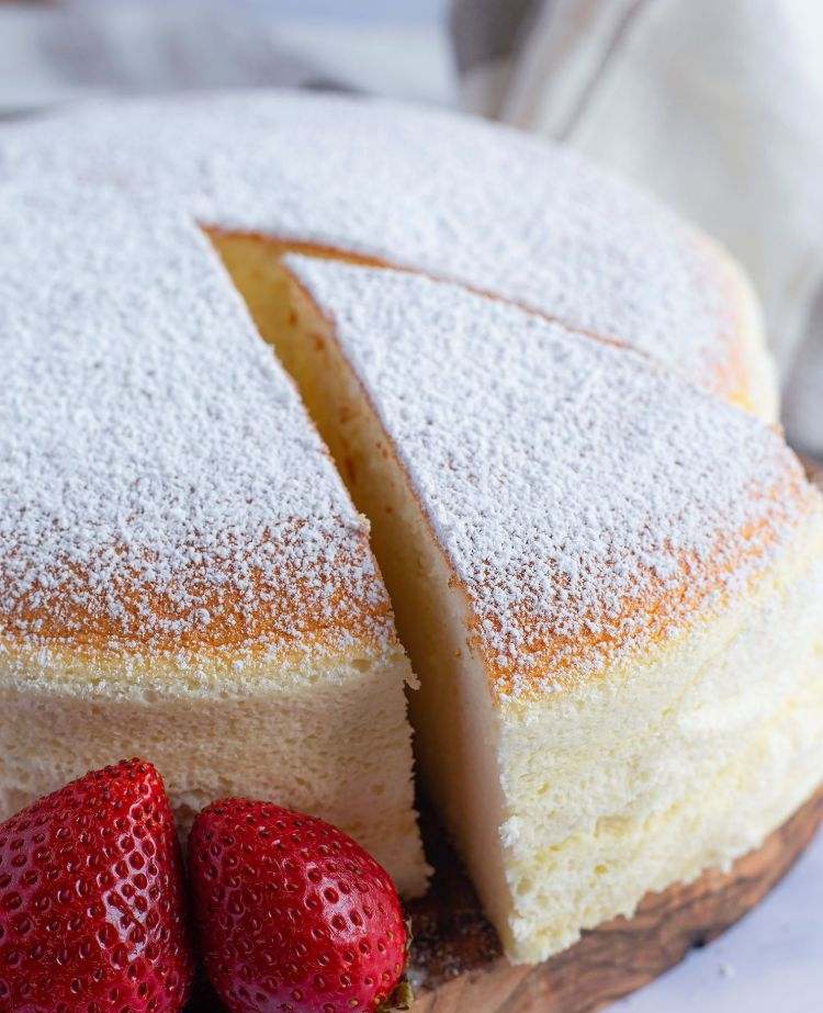 Japonský tvarohový koláč s práškovým cukrom a jahodami