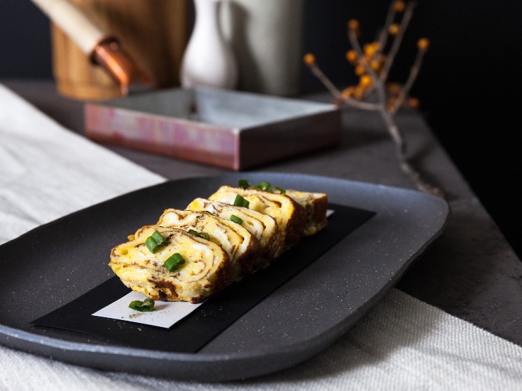 Recept tamagoyaki japonská omeleta valcovaná s vajíčkom raňajky obed špeciálna panvica