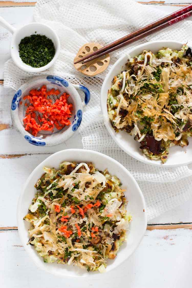 japonská omeleta s kapustou a bravčovým mäsom okonomiyaki tenkasu bonito vločky