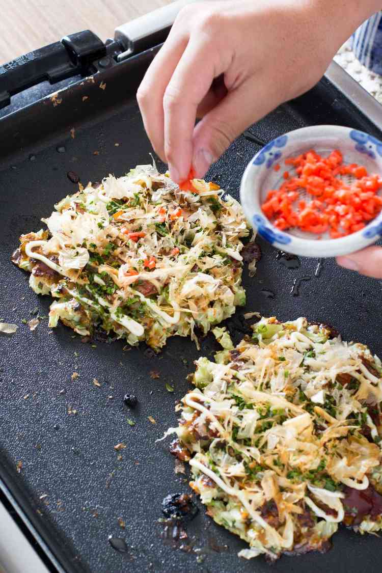 japonská omeleta s kapustou okonomiyaki schnweineflesich vývar z dashi z morských rias