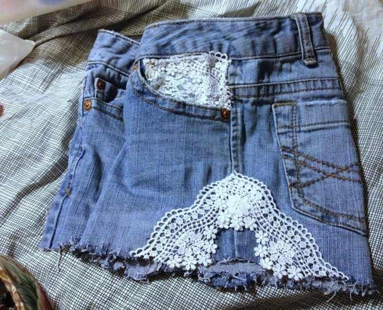 Džínsy hotpants-krátke nohavice-čipka-biela-bokom-aunaehen-diy-tipy