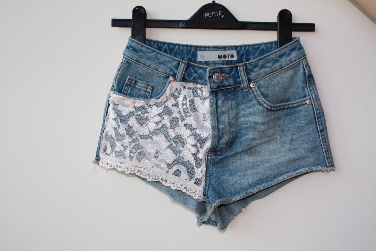 Dizajnové riflové hotpants -kraťasy-modrá-denim-čipka-biela-bočné-kutilstvo