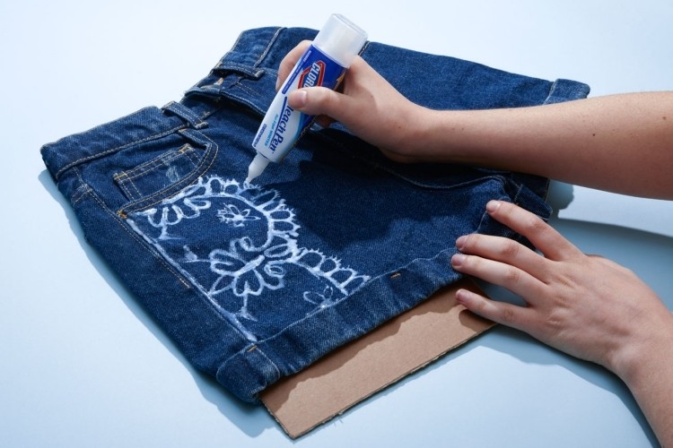 rifle-horúce nohavice-dizajn-ozdobiť-kvety-farba-biela-denim-modrá-urobte si to sami