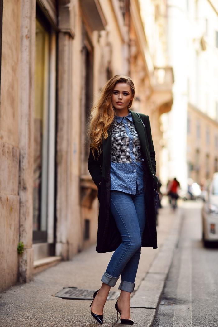 Vyhrnuté riflové šaty na každodenné nosenie kombinované s ležérnou košeľou a kabátom vyhrnuté rifle-ležérne tričko s golierom-čierna-elegantná-obuv-s podpätkami