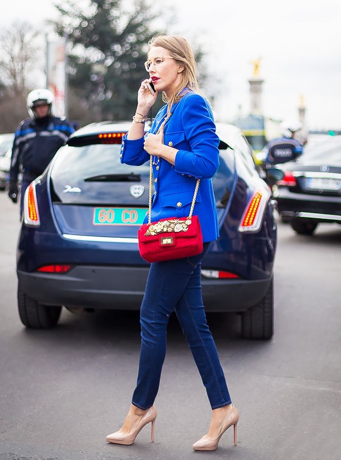 Nadčasové džínsy s rôznymi topmi-topánkami vo farbe kombinovanej kože na platforme a podpätku džínsy-s-rôznymi-topy-kombinujúce-každodenný-vzhľad-farebné-farby-topánky-s-podpätkami