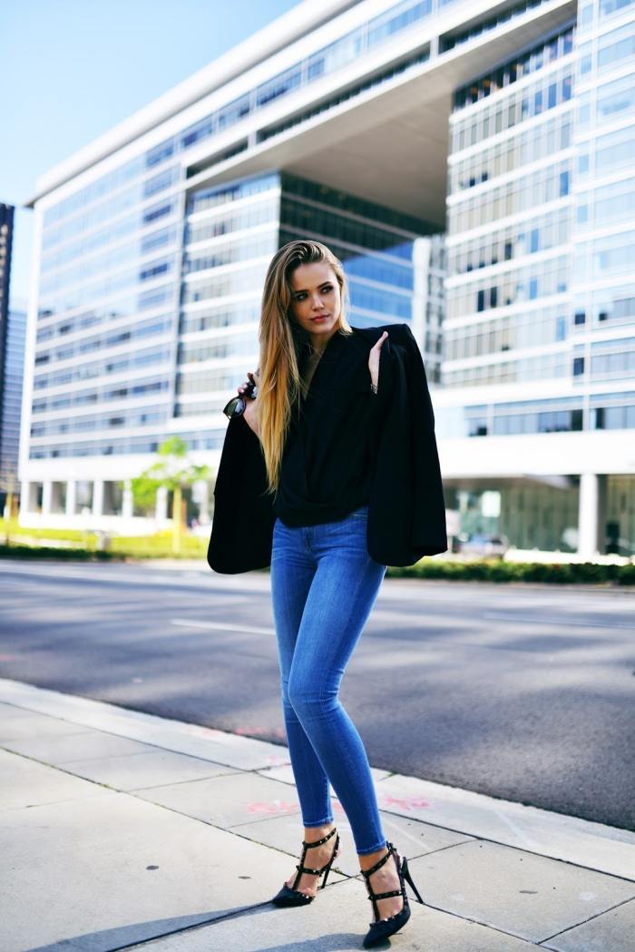 Džínsy na vysokom podpätku čierny top s blúzkou a sakom Džínsy-outfity-moderné-topánky-na podpätku-traky-čierna-top-blúzka-blejzer