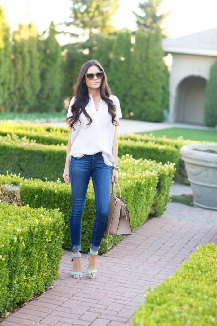 Džínsy vyhrnuté v kombinácii s sandálkami - zdôrazňujú štíhlu líniu nápady-letné rifle-zrolované-oblečenie-slim-figúrkové sandále-na podpätku-svetlo modré