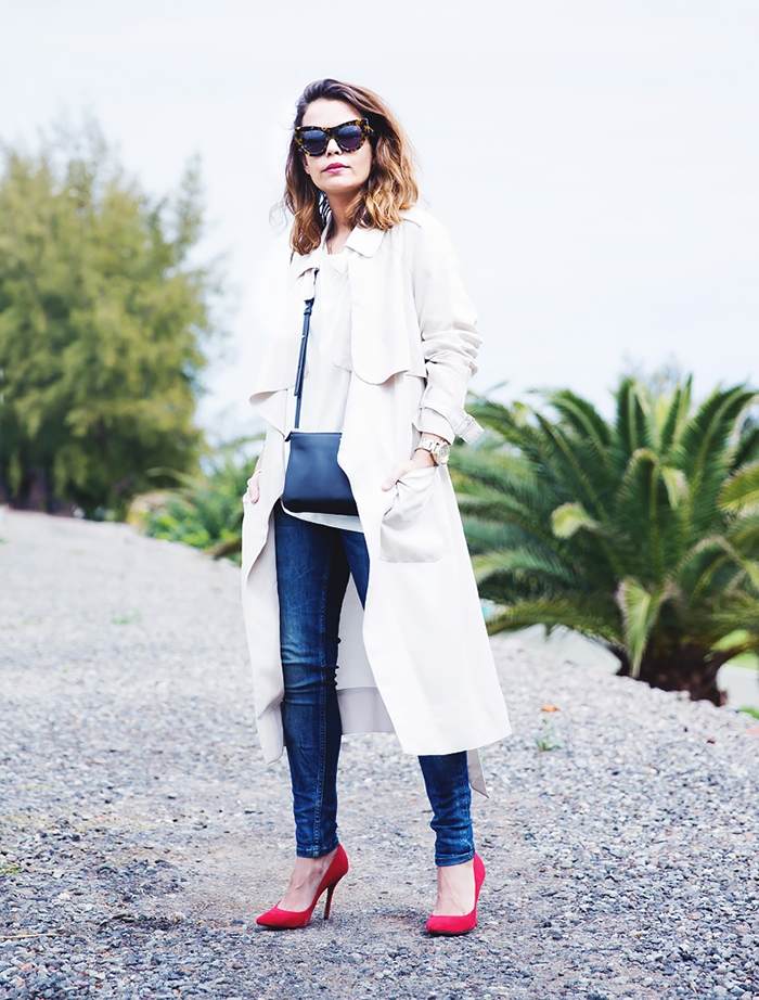 červené topánky s podpätkami, ktoré ladia s riflovým kabátom v krémovo bielej a čiernej taške cez rameno červené-topánky-s-podpätkom-kabát-krémovo-biela-taška-na rameno-koža-každodenný-vyzerá