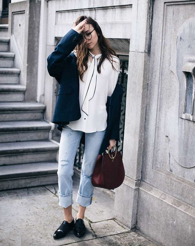 Noste vyhrnuté svetlo modré rifle rovného strihu