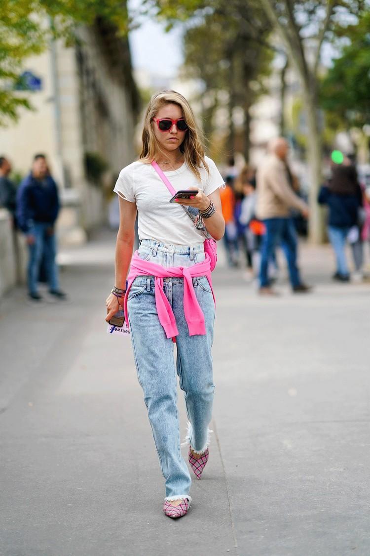 Skombinujte svetlo modré džínsy s jasne ružovou ako prízvuk