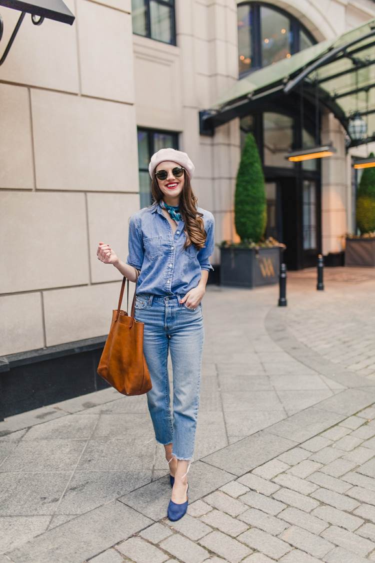 Džínsová košeľa kombinujúca dámske rifle, topánky, balerínky a tašku so slnečnými okuliarmi