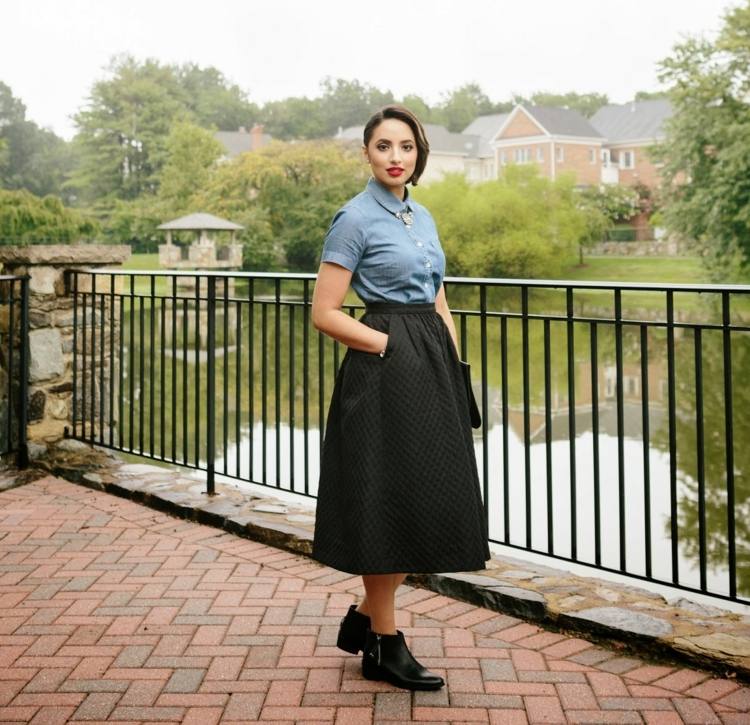 Džínsová košeľa kombinuje nápady oblečenia členkových topánok k midi sukni