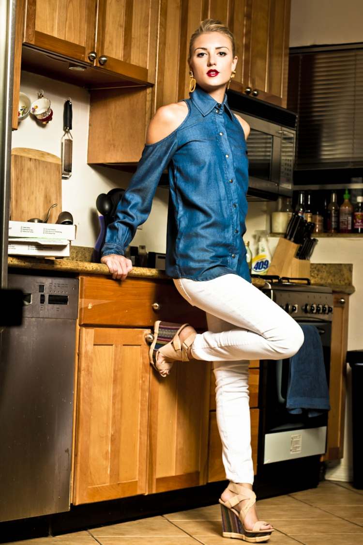 riflová košeľa off ramena kombinovať biele rifľové platformové sandále