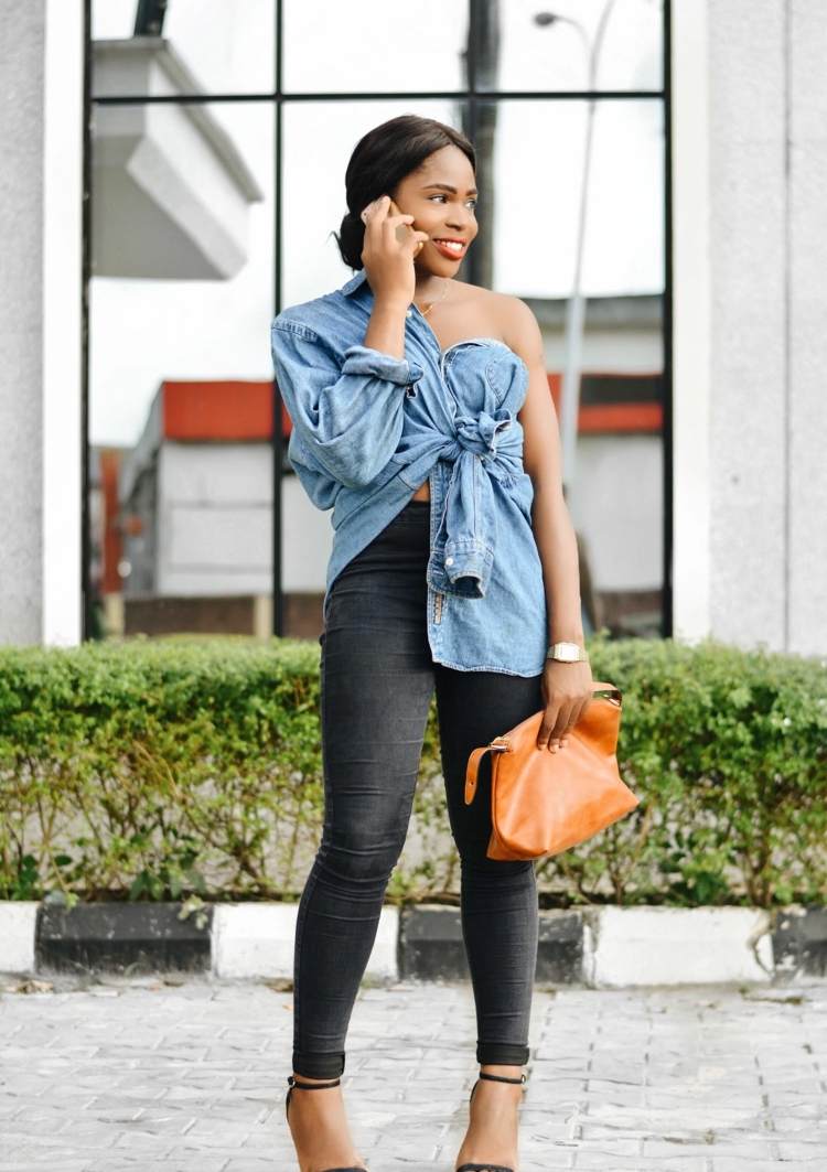 Džínsová košeľa k dámskym úzkym riflovým sandálom