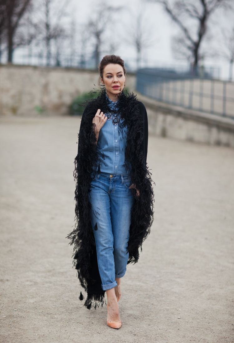 Modrá denim košeľa kombinovať rovné džínsy dlhé vesty vysoké podpätky oblečenie nápady dámy