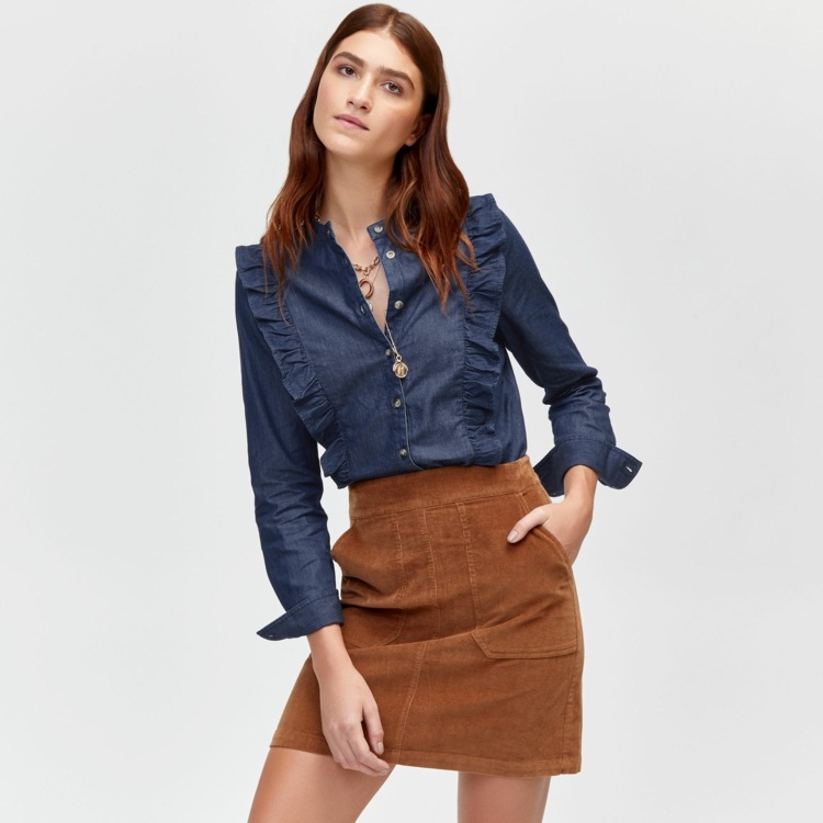 tmavo modrá rifľová košeľa kombinujúca nápady oblečenia pre mini sukne, dámy