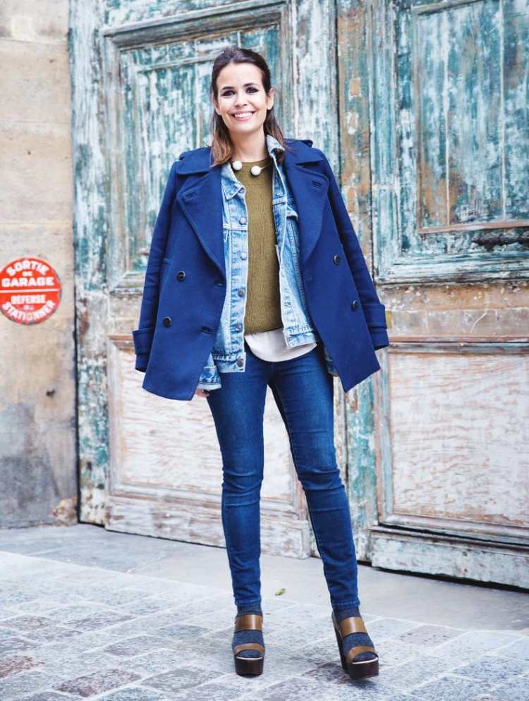 riflová bunda-ženy-kombinácie-outfity-vrstvený look-kabát-sandále-platformové ponožky