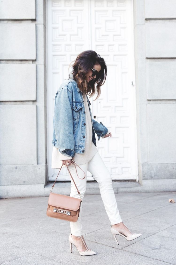 riflová bunda-ženy-kombinácie-outfity-vrstvenie-biela-oversize-sveter-ležérne-elegantné