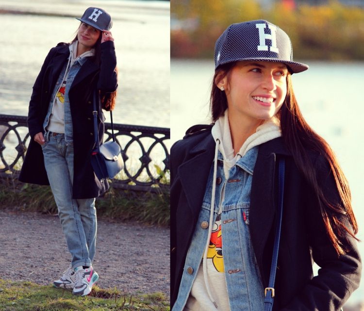 riflová bunda-ženy-kombinácie-outfity-vrstvený-vzhľad-športový-kabát-šiltovka-tenisky