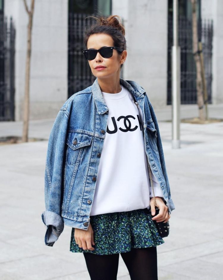 riflová bunda-ženy-kombinácie-outfity-vrstvenie-sukňa-sveter-oversized-pančuchové nohavice