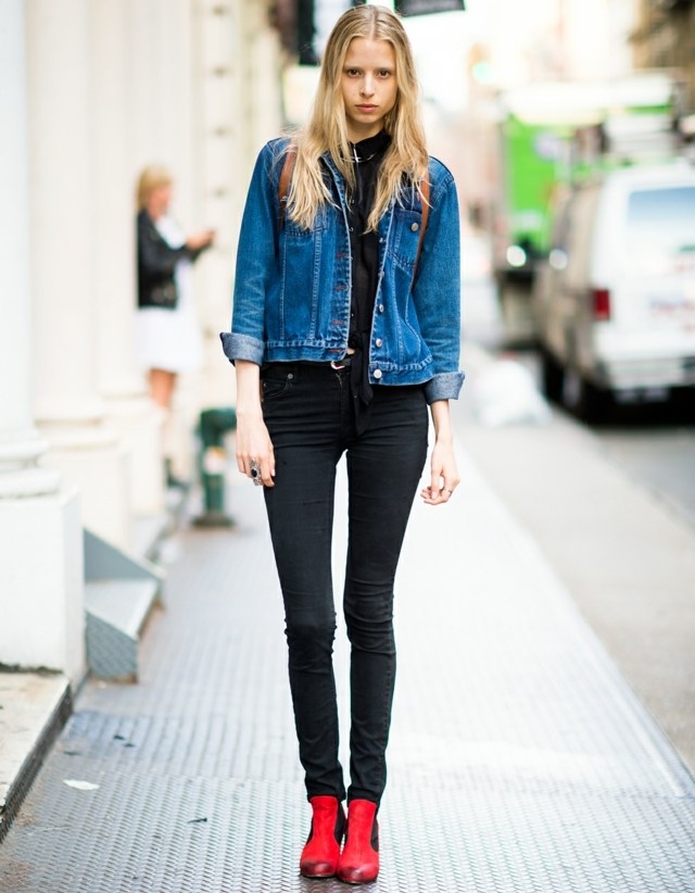Džínsová bunda čierne nohavice červené členkové čižmy čierne nohavice nápady na červené členkové topánky