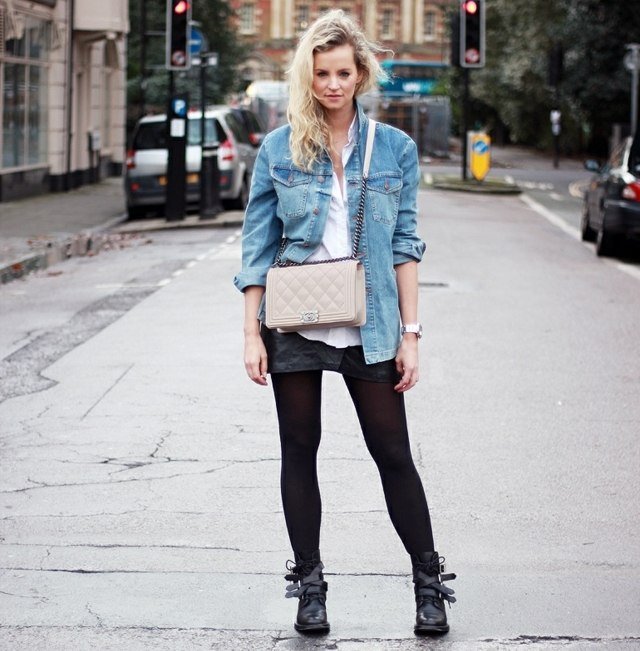 Džínsová bunda biela košeľa nízke členkové čižmy biela košeľa nízke členkové topánky pančucháče čierna kožená sukňa