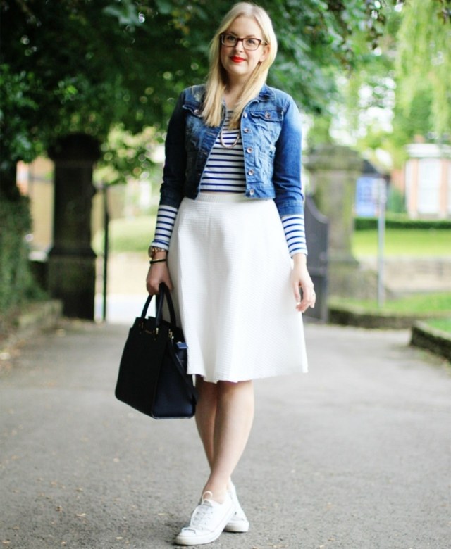 elegantná rifľová bunda s bielymi pruhmi sukne Džínsová bunda biela sukňa pruhovaná blúzka