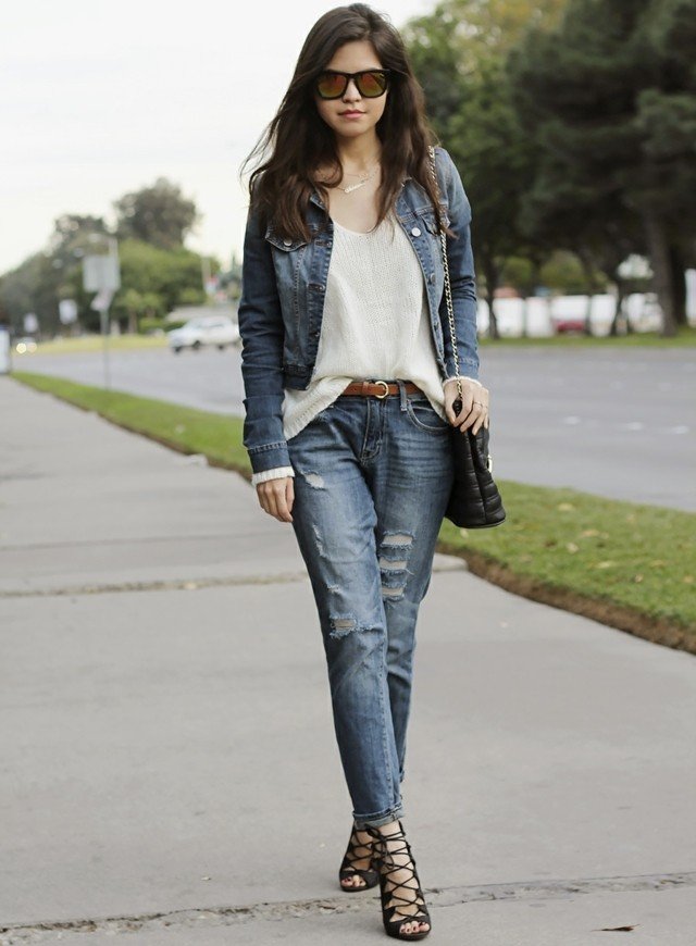 Jesenné módne trendy riflová bunda vysoké topánky široká blúzka vysoké topánky široká blúzka boyfriend rifle