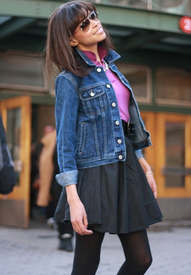 Džínsová bunda fialová blúzka krátka sukňa tmavo modrá fialová blúzka krátka sukňa tmavo modrej farby