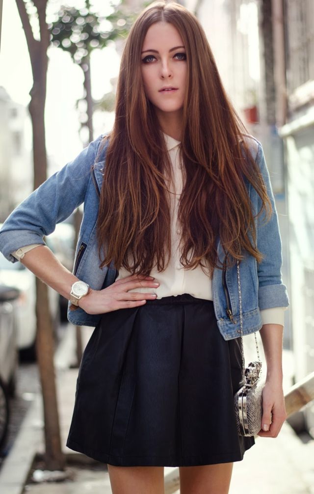 Džínsová bunda krátka čierna sukňa jeseň krátka čierna sukňa jesenné trendy