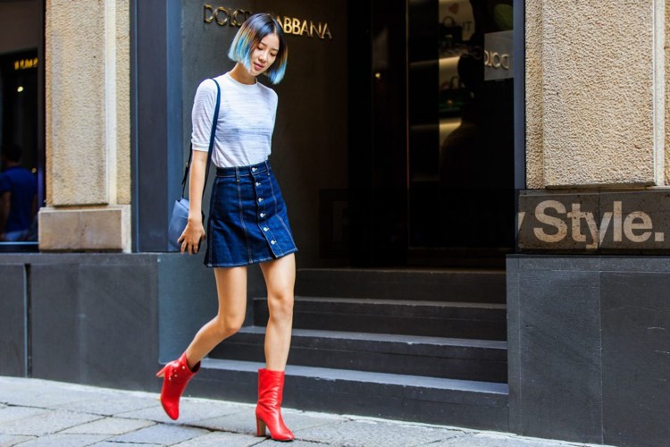 Džínsová sukňa kombinuje červenú lakovanú členkovú obuv s pruhovanou blúzkou a predným zapínaním na sukňu