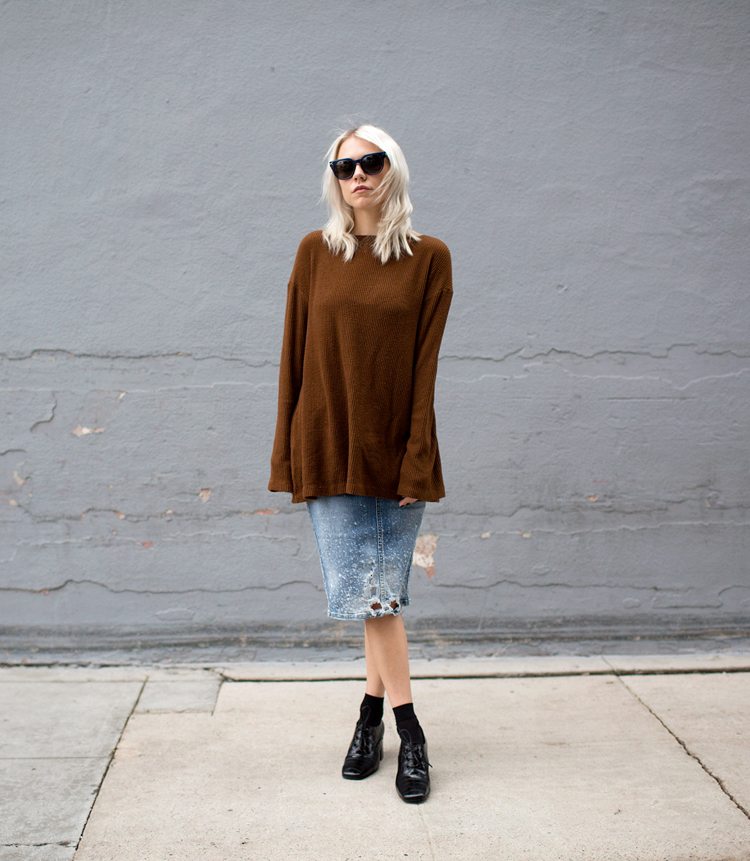 Džínsová sukňa kombinuje široký sveter XXL s hnedými členkovými topánkami