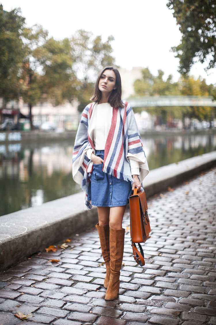 Džínsová sukňa kombinuje tričko s pončo