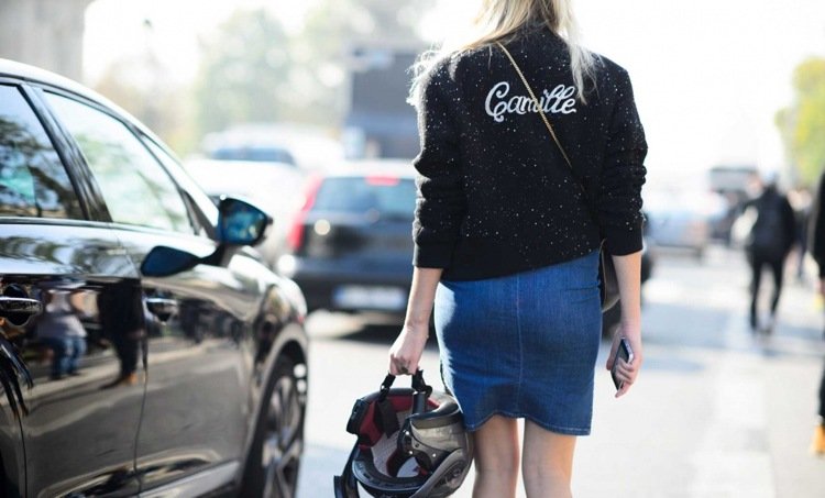 Skombinujte džínsovú sukňu a koženú bundu s potlačou