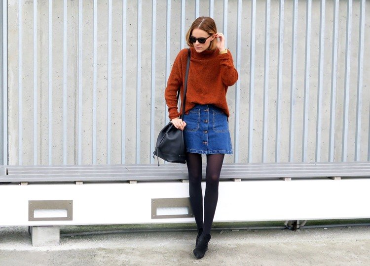 Noste džínsovú sukňu a sveter v minisukni