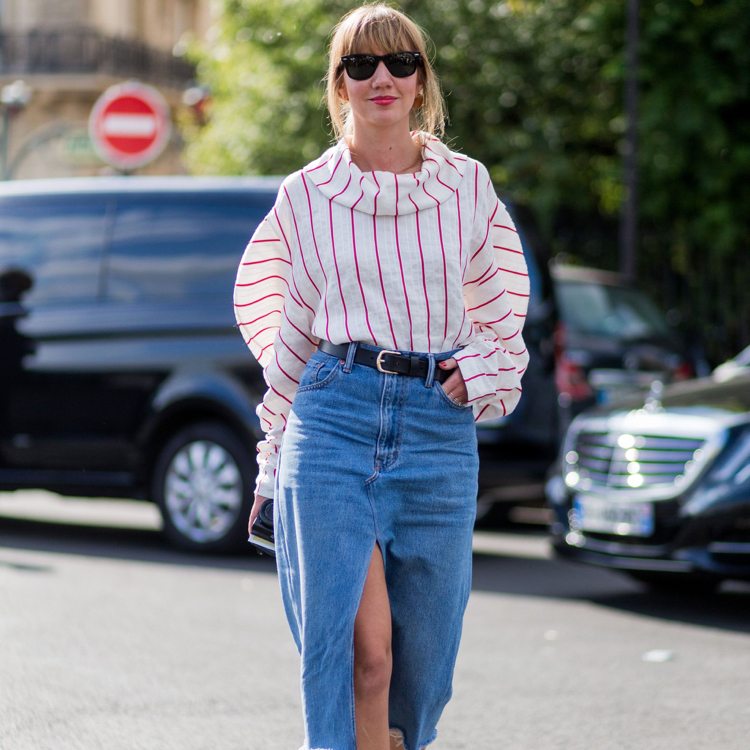 Džínsová sukňa kombinuje vpredu rozparok s pásikovou sukňou s blúzkou