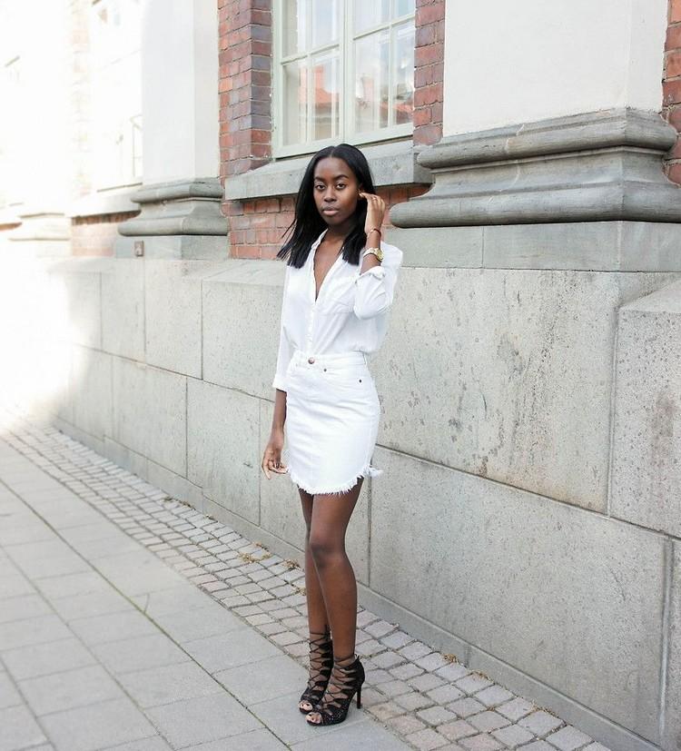 biela denimová sukňa kombinuje trendy letnej sukne 2021