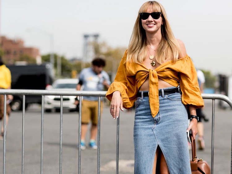 Aké topánky nosiť džínsovú sukňu letná sukňa trendy 2021