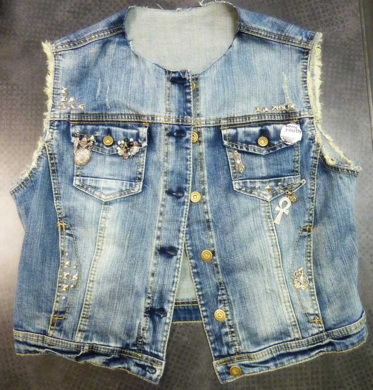 Vyrobte si a navrhnite svoju vlastnú skvelú rifľovú vestu - krátke pokyny Skombinujte rifľovú vestu-ženy-kutilstvo-praskliny-praskliny-ozdobte