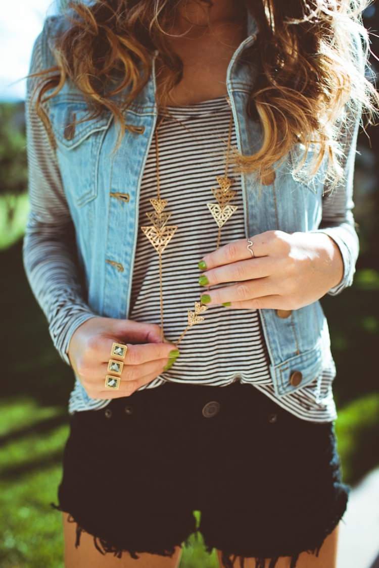 Džínsová vesta, roztrhané šortky a šperky v štýle boho džínsová vesta-kombinovať-dámy-boho-krátke nohavice-shortz-roztrhané-šperky