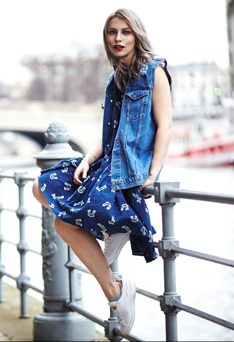 Skombinujte rifľovú vestu, šaty z bavlny v tmavo modrom a bielom chucke rifľová vesta-kombinovať-dámske-letné-šaty-bavlna-modrá-tenisky