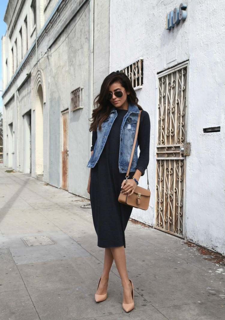Stredne dlhé, jednoduché šaty z bavlny v tmavo modrej farbe, topánky na podpätku a taška v trendovej ťavej farbe džínsová vesta-kombinovať-dámy-tmavo-modré-šaty-bavlna-aktovej farby