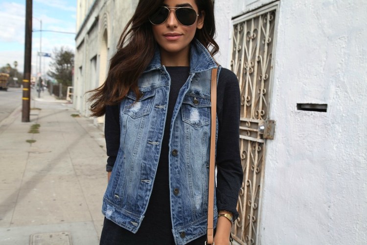 Džínsovú vestu kombinujte ležérne a štýlovo - tipy a nápady pre Oufits Skombinujte rifľovú vestu-ženy-tmavo modré-slnečné okuliare-bavlna-krátke