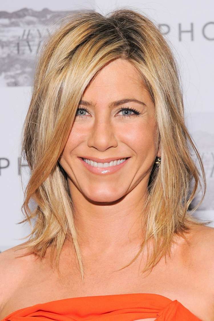 Účesy Jennifer Aniston Účes s dlhým bobom a ofinou