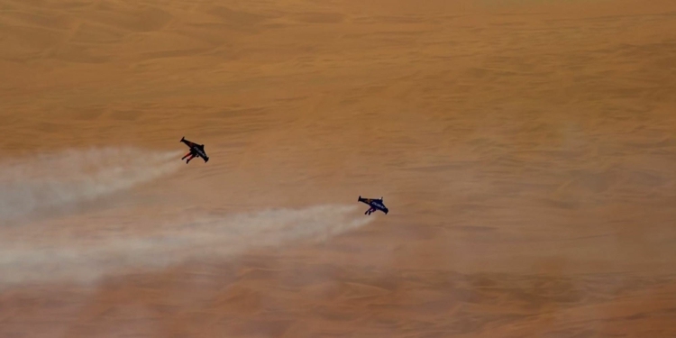jetpack nad dubajskou púštnou letenkou rossym